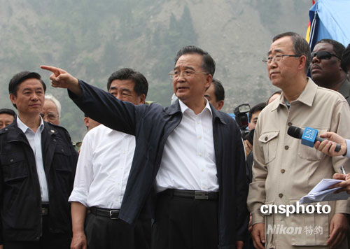 溫家寶:保證疫情信息公開 看廢墟拒戴口罩