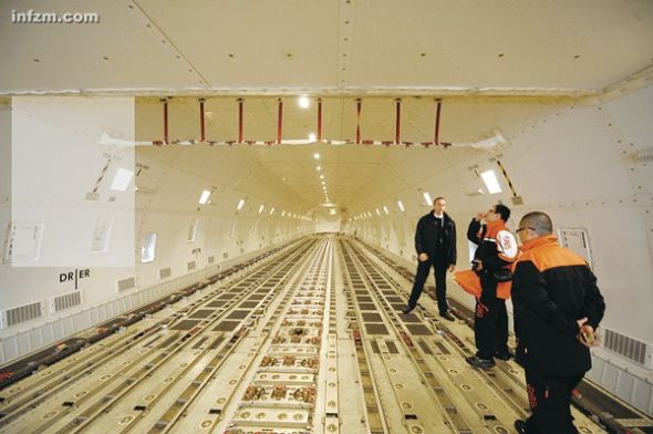 “重慶造”惠普筆記本電腦將隨著這架波音747貨機(jī)飛往歐洲。5年后，重慶即將成為全球最大的筆記本電腦基地，發(fā)展云計(jì)算，意味著向產(chǎn)業(yè)鏈的上游再進(jìn)了一步。 (東方IC/圖)