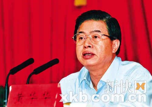 黃華華昨日表示，要促進政協(xié)委員以走訪、接訪、定期聯(lián)絡等形式深入社區(qū)、深入群眾，到群眾中找議題。