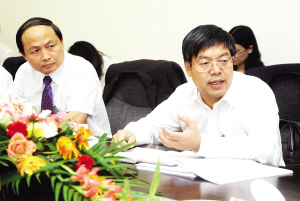 本報訊 （記者樊蕓）昨天下午，樓旭逵同志來到第十三代表團和第九代表團，與代表共商番禺未來發(fā)展大計(見圖，黃國宏攝)。