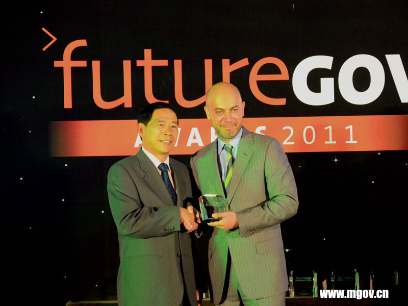 James Smith給張家生處長(zhǎng)頒獎(jiǎng) - 未來政府獎(jiǎng)?lì)C獎(jiǎng)晚會(huì)