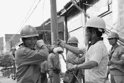  5月20日，四川省青川縣竹園鎮(zhèn)供電所工人正在余震中搶修高壓線