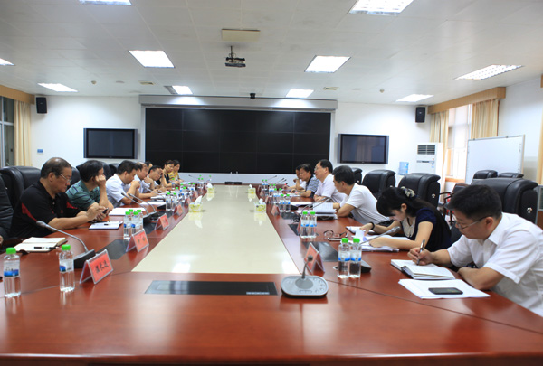 湖南省政府經(jīng)濟(jì)研究信息中心匯報(bào)了省政府門戶網(wǎng)站當(dāng)前工作及全省網(wǎng)上政務(wù)服務(wù)平臺(tái)建設(shè)有關(guān)建議。