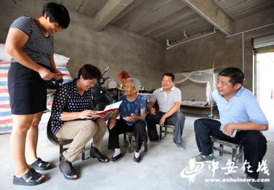 在方傳真老人家里，老人對扶貧專干的上門走訪很是熟悉，連連感謝。