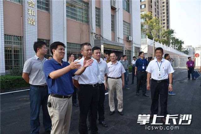 與會(huì)人員現(xiàn)場(chǎng)觀摩瀏陽(yáng)市市、鄉(xiāng)、村三級(jí)政務(wù)公開標(biāo)準(zhǔn)化建設(shè)情況。