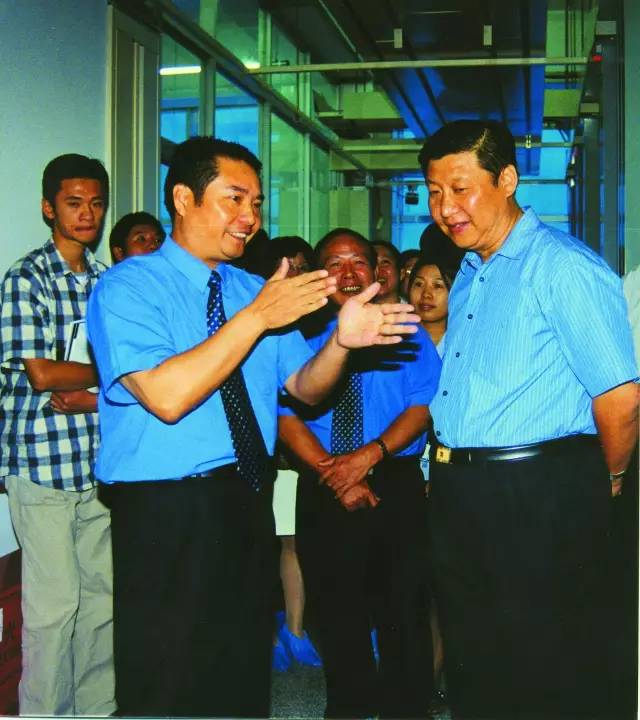 2001年10月，習(xí)近平總書記（時任福建省委副書記、省長）到中國電信福建分公司調(diào)研信息化建設(shè)。（資料圖片）