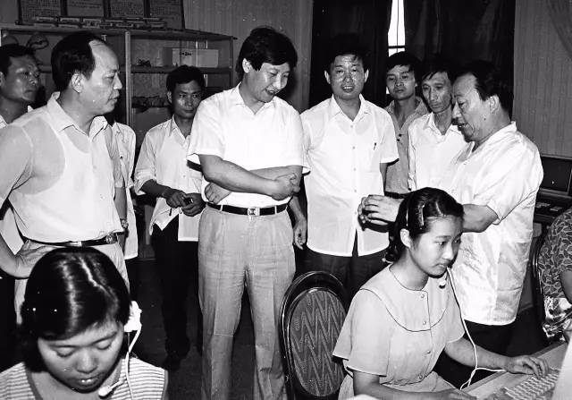 1989年夏天，習近平總書記（時任寧德地委書記）到福州調研程控電話。（資料圖片）