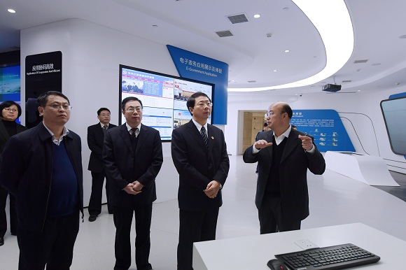 12月29日，省發(fā)改委黨組書記、主任張和平到省電子政務(wù)外網(wǎng)數(shù)據(jù)中心調(diào)研并為江西省大數(shù)據(jù)中心掛牌