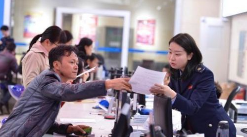 稅務(wù)工作人員正在指導(dǎo)納稅人辦理業(yè)務(wù).png 稅務(wù)工作人員正在指導(dǎo)納稅人辦理業(yè)務(wù).png