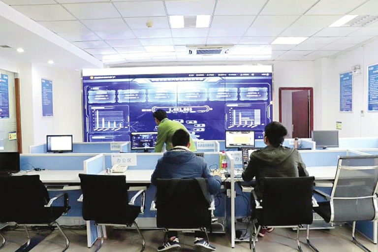 攀枝花大數(shù)據(jù)中心，運(yùn)維人員正在忙碌工作