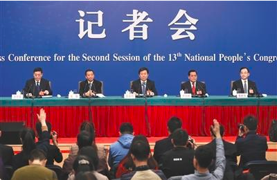 昨日，十三屆全國人大二次會議舉行記者會，全國人大監(jiān)察和司法委員會副主任委員徐顯明（中）、全國人大財政經(jīng)濟委員會副主任委員尹中卿（右二）等就“人大監(jiān)督工作”相關(guān)問題回答中外記者提問