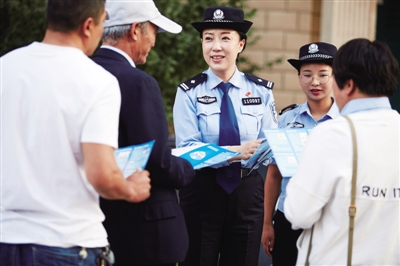 <p>　　耐心宣講網(wǎng)上公安業(yè)務(wù)。</p>