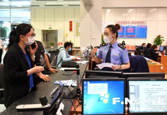 “秒批”服務(wù)簡化審批流程，提高審批效率。 記者 張人峰 攝