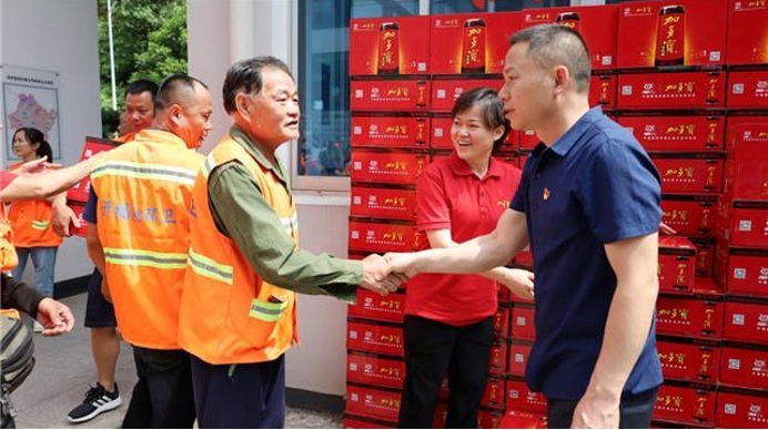 加多寶全國“百萬罐送清涼”長沙站愛心捐贈活動在開福區(qū)環(huán)衛(wèi)中心舉行