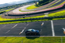 賽道王者新面孔 電動(dòng)SUV正面硬杠超跑