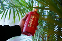 善釀?wù)哚u香型白酒肆拾玖坊入口綿柔不辣喉，回味綿長風味正宗