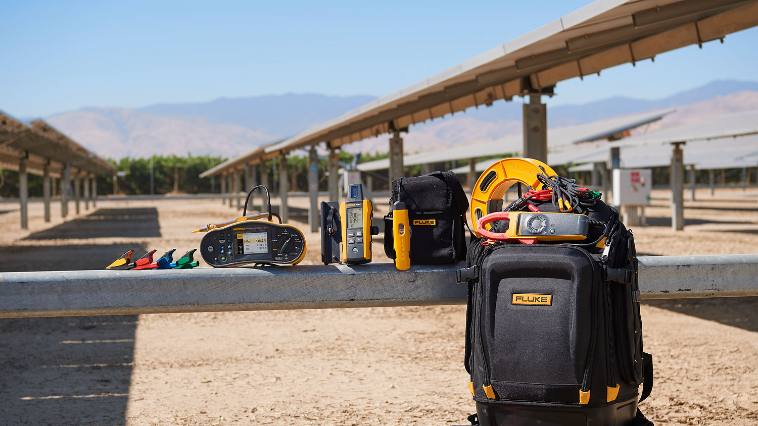 火車旁站著低可信度描述已自動生成