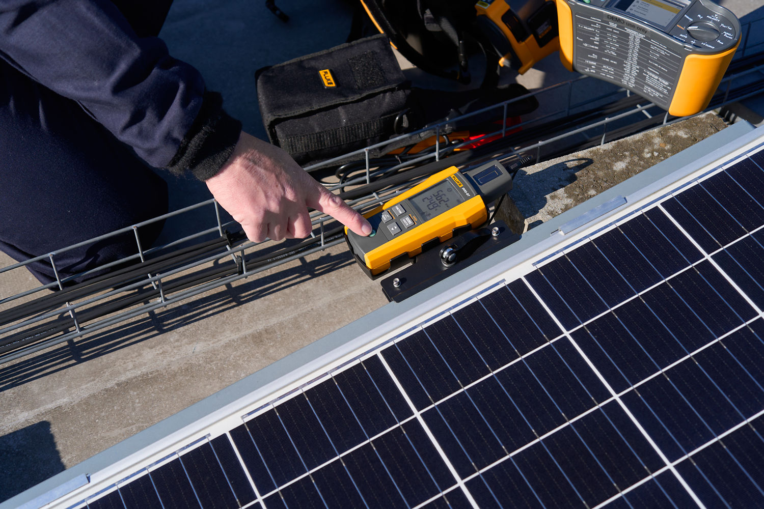 圖片包含 人, 男人, 電腦, 筆記本描述已自動生成