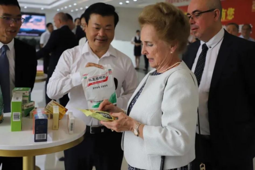 匈牙利國會常務(wù)副主席參觀白云山和黃中藥神農(nóng)草堂