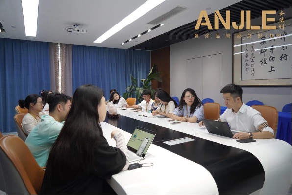 會議室里的人們

描述已自動生成